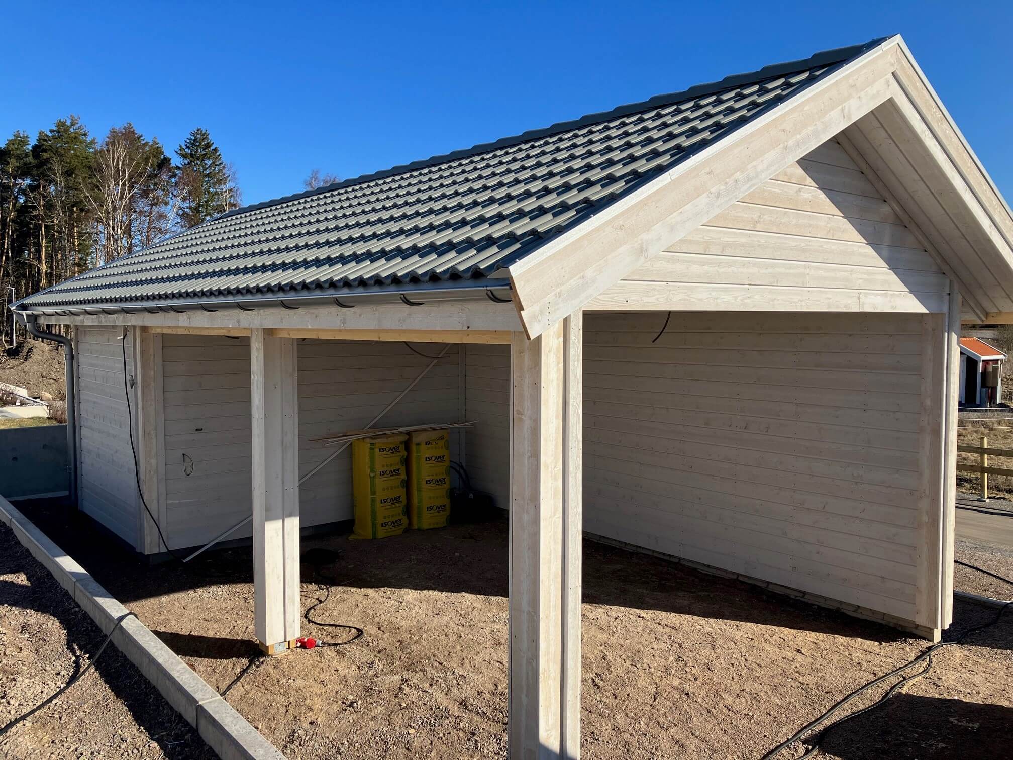 Långsidan på en carport Långsidan på en carport